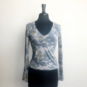 TRESICS Camo V-Neck top